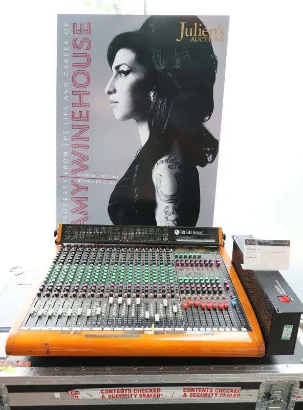 Eminin bu əşyaları satışa çıxarıldı - FOTOLAR