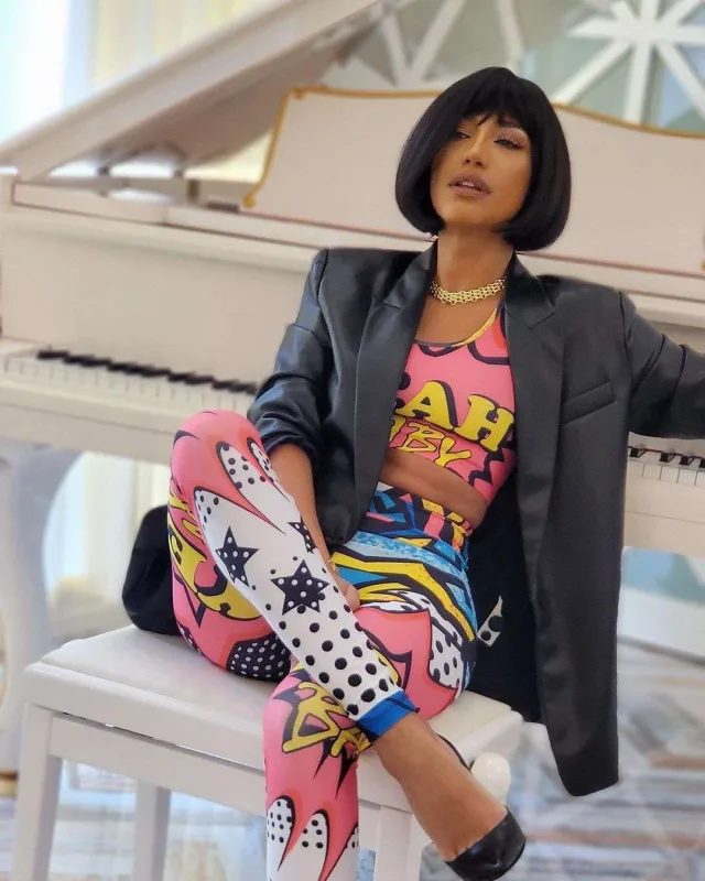 Qısa saçı birinci kim edib? – Parik qalmaqalı