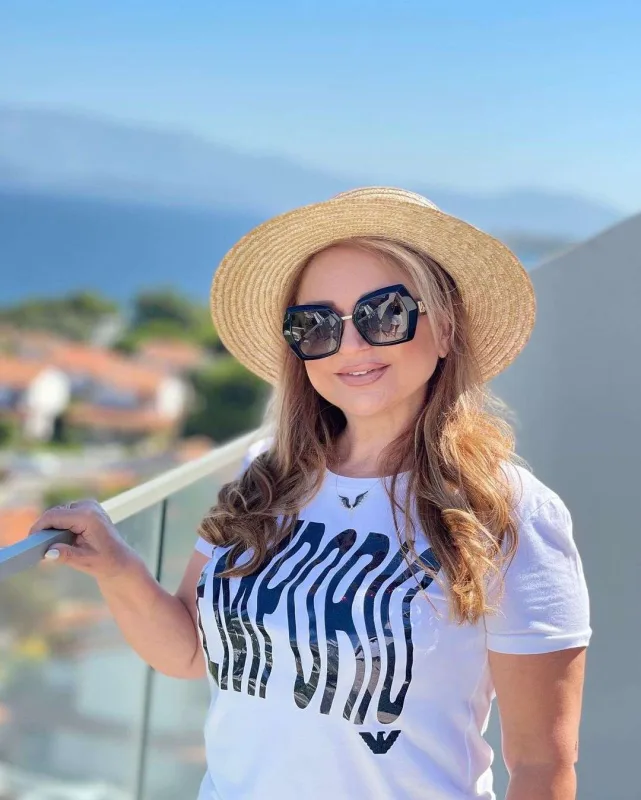 Doğum günü olan Mələkxanıma qızından təbrik