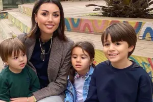 Üçuşaqlı məşhur ana...