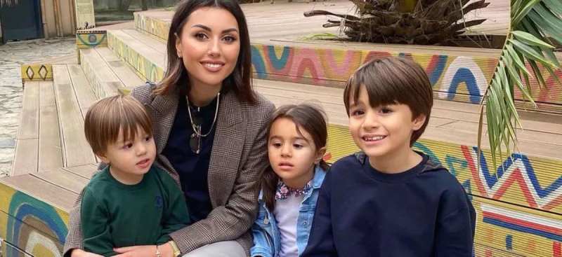 Üçuşaqlı məşhur ana...