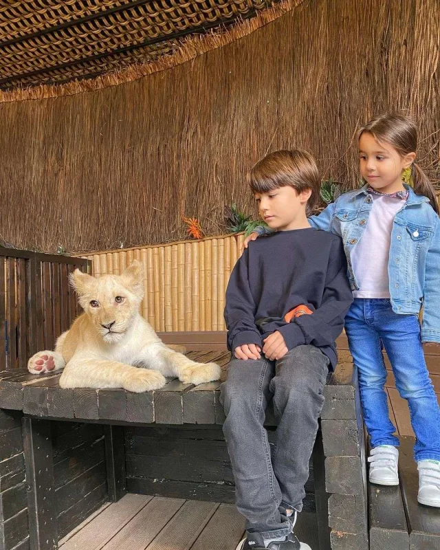 Üçuşaqlı məşhur ana...