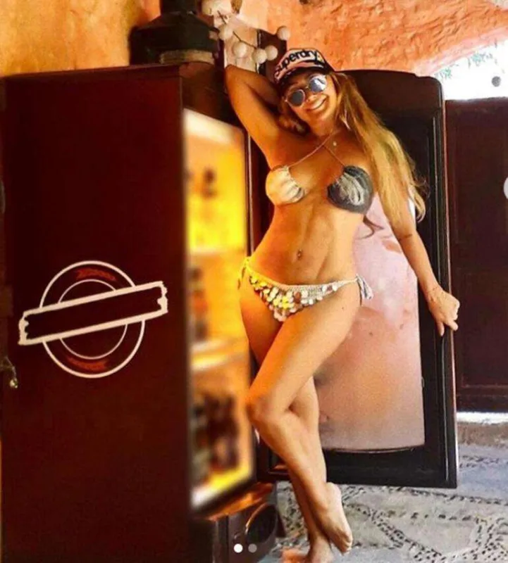 Çimərlik geyimində şəkillərni yaydı