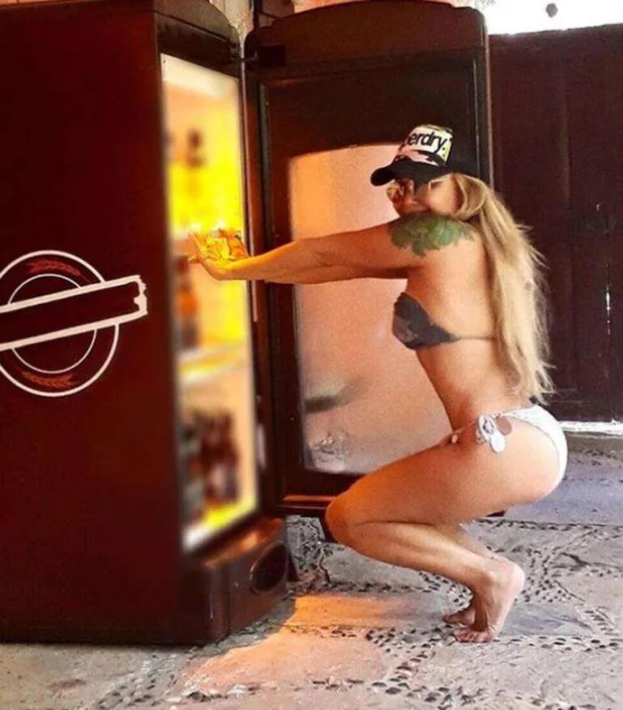 Çimərlik geyimində şəkillərni yaydı