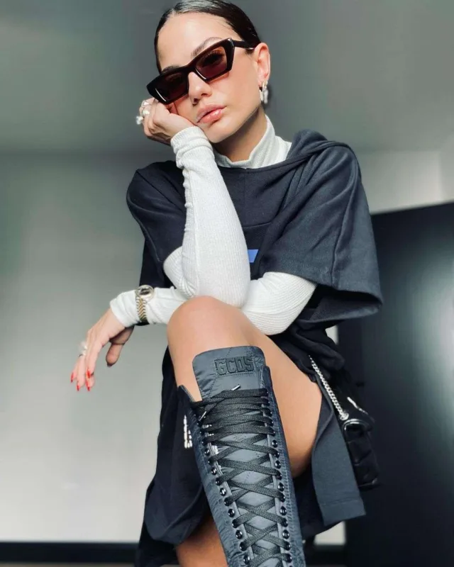 Demet 32 minlik “look”u ilə gündəmdə