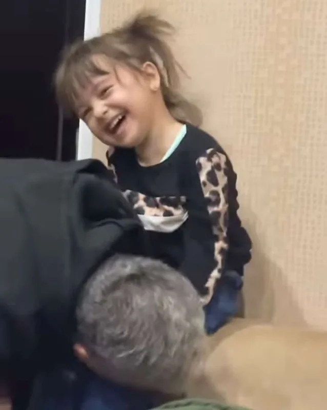 Əməkdar artistin nəvəsi ilə əyləncəli görüntüləri