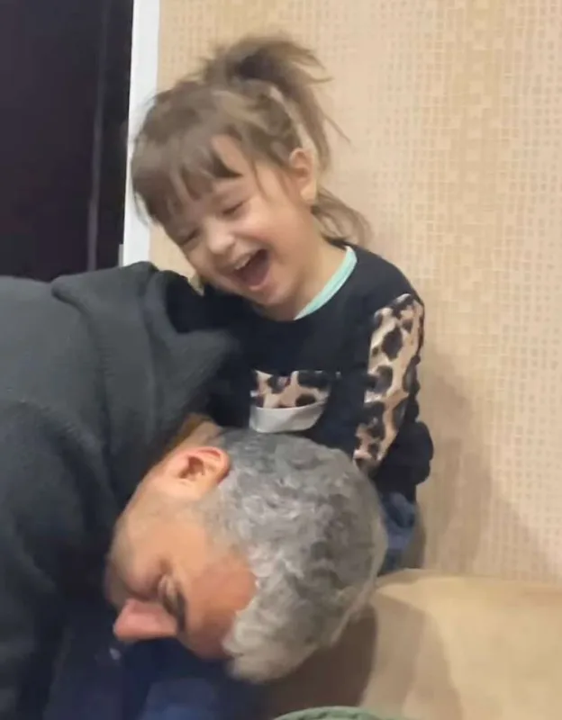 Əməkdar artistin nəvəsi ilə əyləncəli görüntüləri