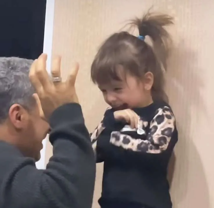 Əməkdar artistin nəvəsi ilə əyləncəli görüntüləri