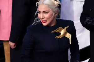 Səhnəyə gülləkeçirməz libasda çıxıbmış