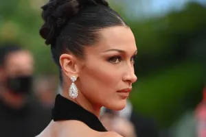 Ağlayarkən foto çəkdirdi, gündəm oldu