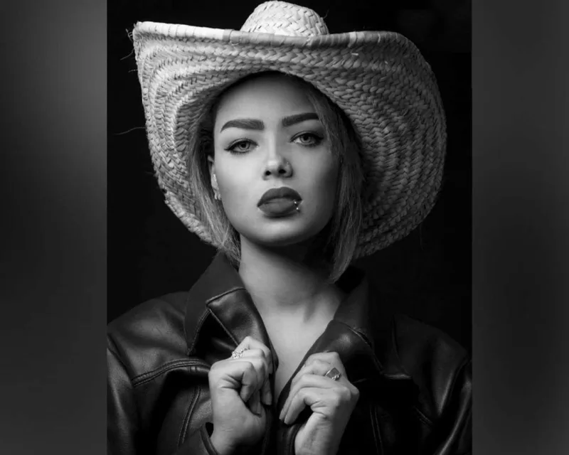 Hicabsız şəkil çəkdirdiyinə görə həbs edildi