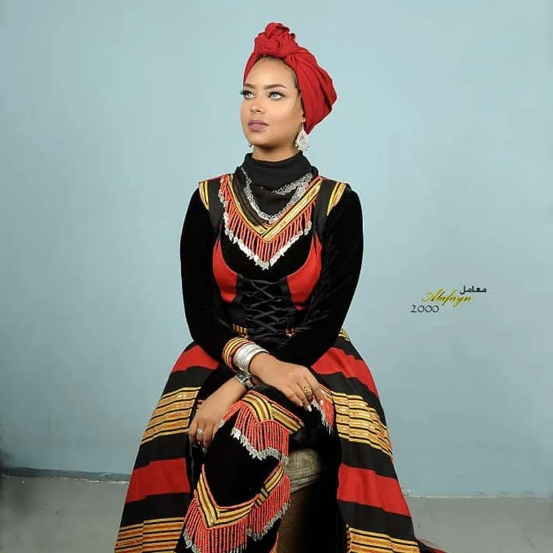 Hicabsız şəkil çəkdirdiyinə görə həbs edildi