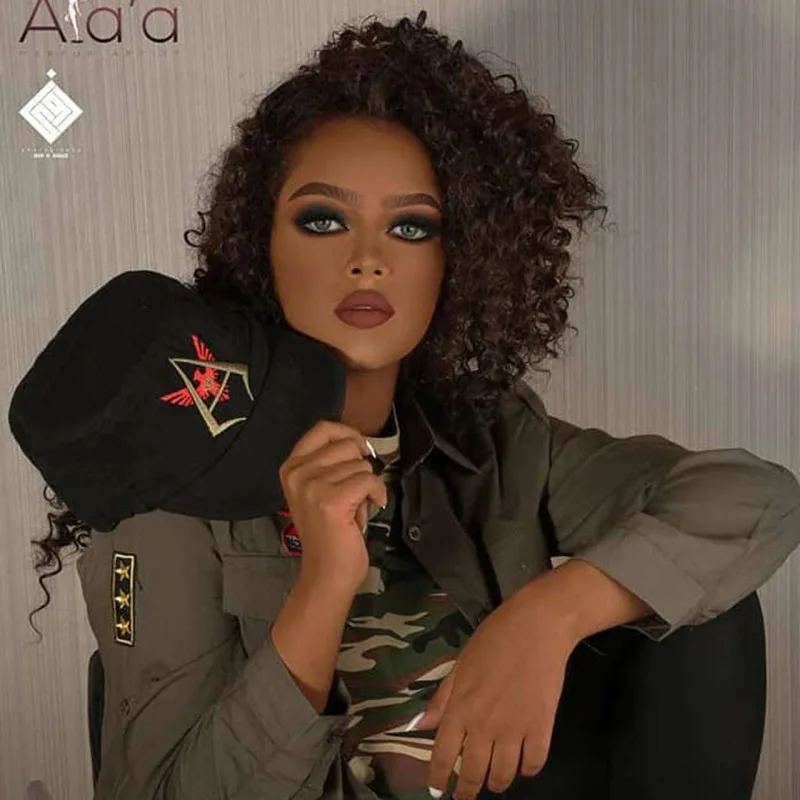 Hicabsız şəkil çəkdirdiyinə görə həbs edildi