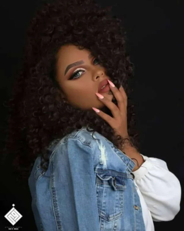 Hicabsız şəkil çəkdirdiyinə görə həbs edildi