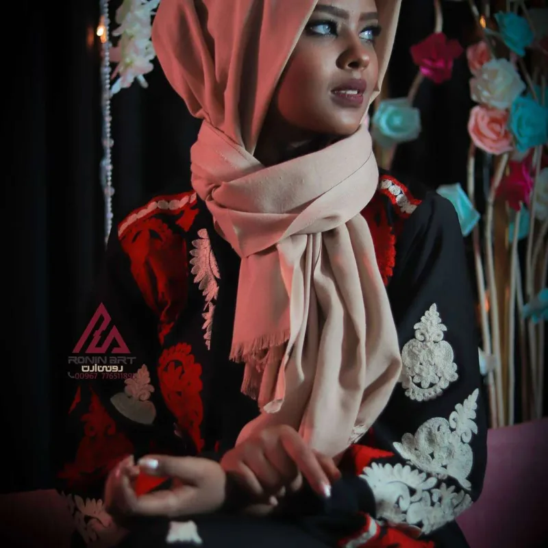 Hicabsız şəkil çəkdirdiyinə görə həbs edildi