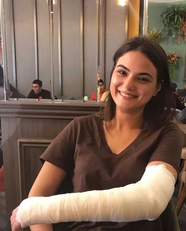 Zəfər konsertində yıxıldı, qolu sındı