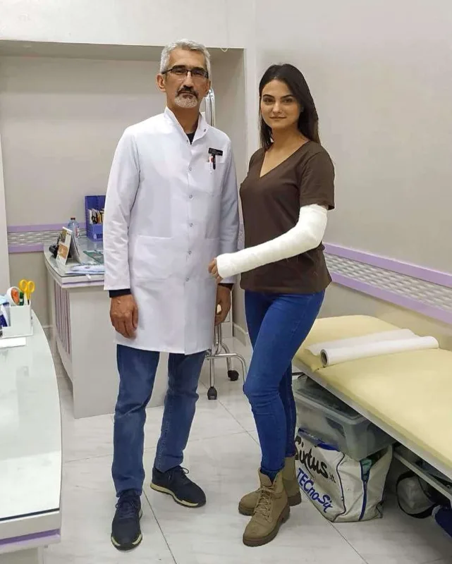 Zəfər konsertində yıxıldı, qolu sındı