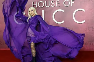 Geyimi ilə qala gecəsinə damğa vurdu