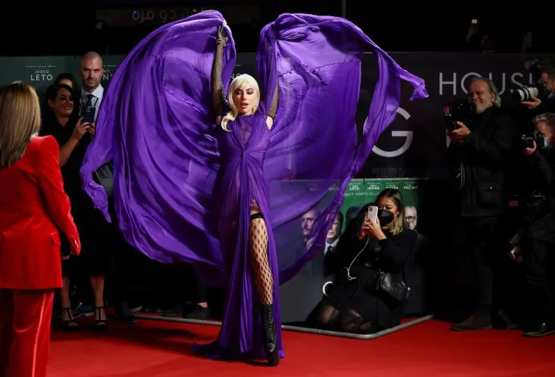 Geyimi ilə qala gecəsinə damğa vurdu