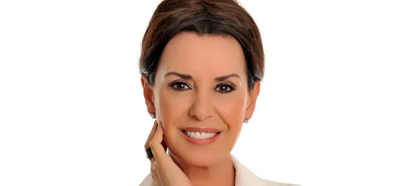 Oğlu sevgilisinə qar kürəsində evlilik təklif etdi