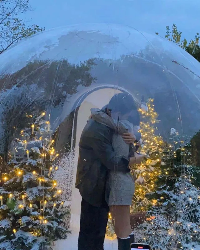 Oğlu sevgilisinə qar kürəsində evlilik təklif etdi