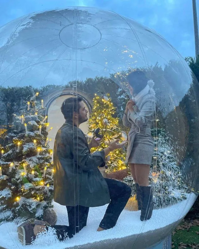 Oğlu sevgilisinə qar kürəsində evlilik təklif etdi