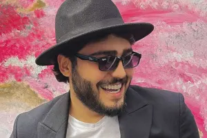 Gülü tutmaq üçün qonağı yerə yıxdı - VİDEO