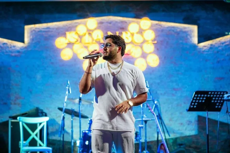 Gülü tutmaq üçün qonağı yerə yıxdı - VİDEO