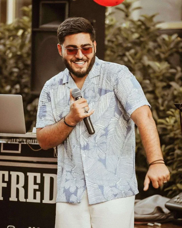 Gülü tutmaq üçün qonağı yerə yıxdı - VİDEO