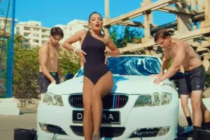 Dilarə klipində soyundu