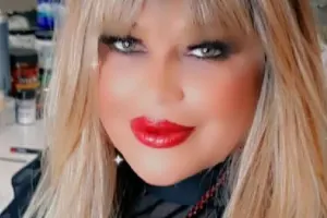 Özünü fotoşopla tanınmaz hala saldı