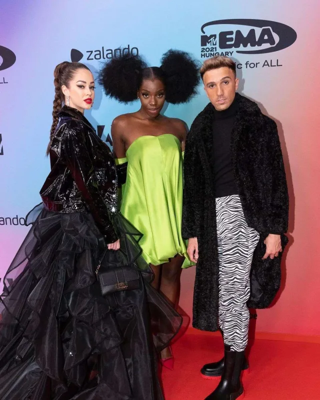 Mükafatlarından çox geyimləri müzakirə olundu - FOTOLAR