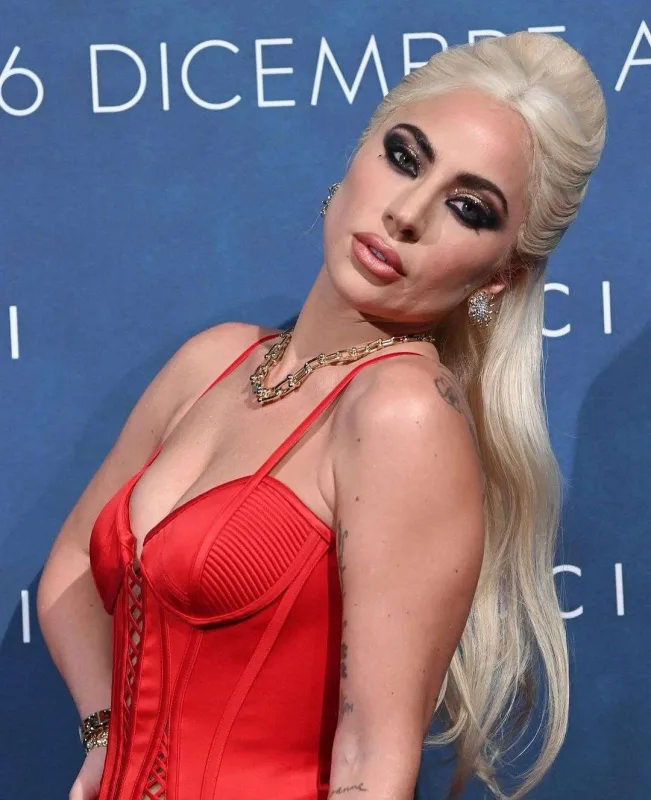 Milandakı qalada da diqqət çəkdi