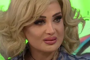 “Sevə-sevə ayrıldım” - Efirdə ağladı