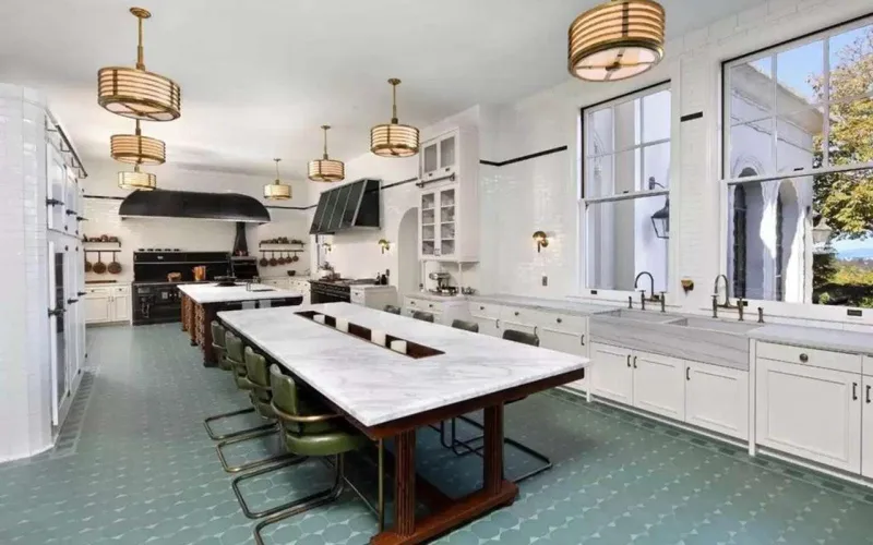 Sahib olduğu son evi də satdı - Fotolar