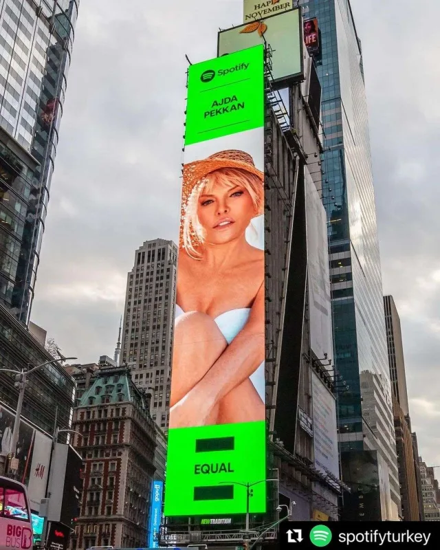 Ajda Pekkan “Times” meydanında