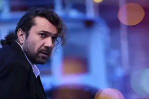 Pişiyini qurtarmaq üçün qabırğalarını sındırdı