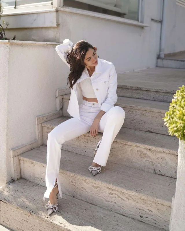 Nəsrin 14 minlik ayaqqabı ilə poza verdi