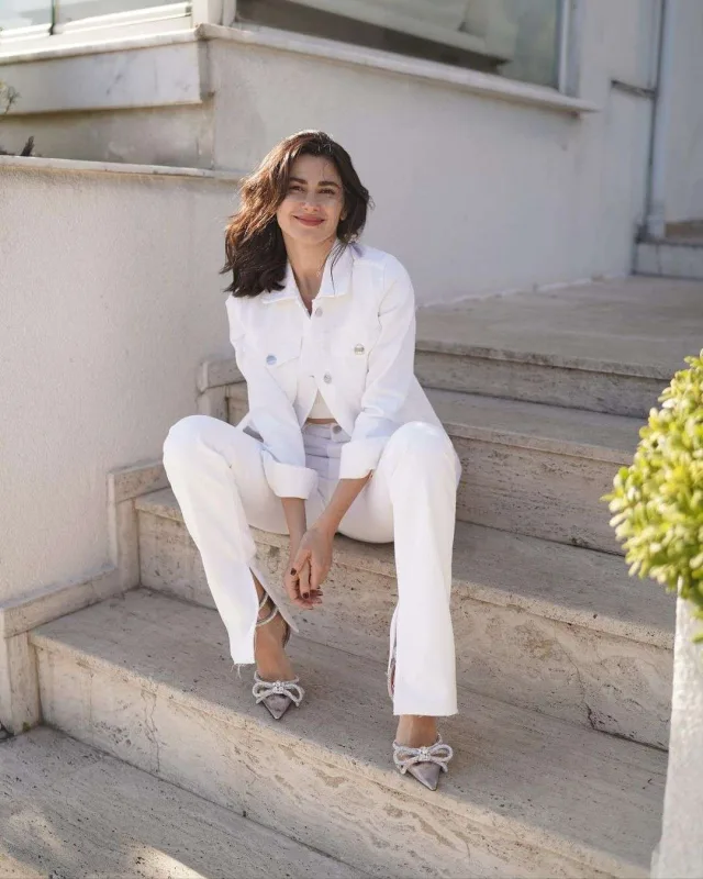 Nəsrin 14 minlik ayaqqabı ilə poza verdi