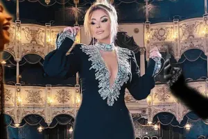 Mükafat gecəsinə Aygünün libası ilə qatıldı