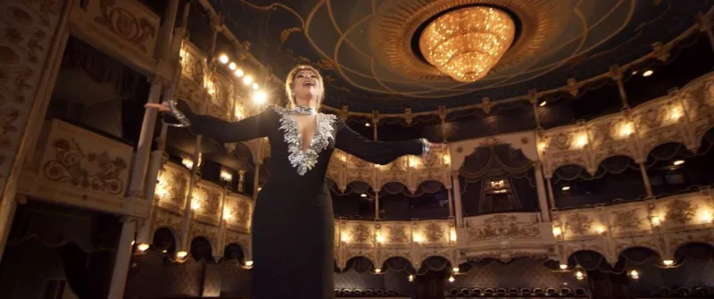 Mükafat gecəsinə Aygünün libası ilə qatıldı