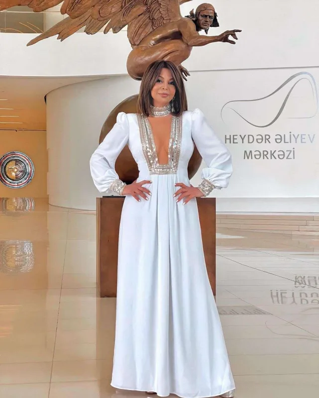 Mükafat gecəsinə Aygünün libası ilə qatıldı