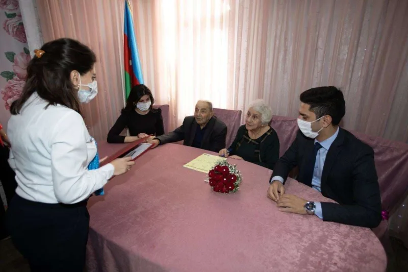 Birinin 87, digərinin 78 yaşı var- Bakıda evləndilər