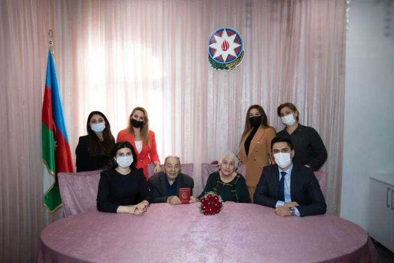 Birinin 87, digərinin 78 yaşı var- Bakıda evləndilər