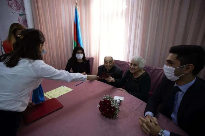 Birinin 87, digərinin 78 yaşı var- Bakıda evləndilər