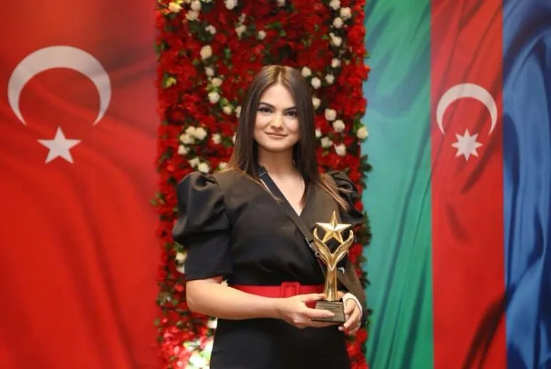 Mükafatlandırma gecəsinə qolu sarıqlı qatıldı