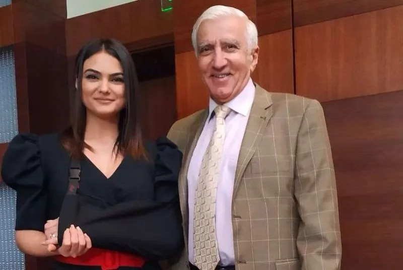 Mükafatlandırma gecəsinə qolu sarıqlı qatıldı