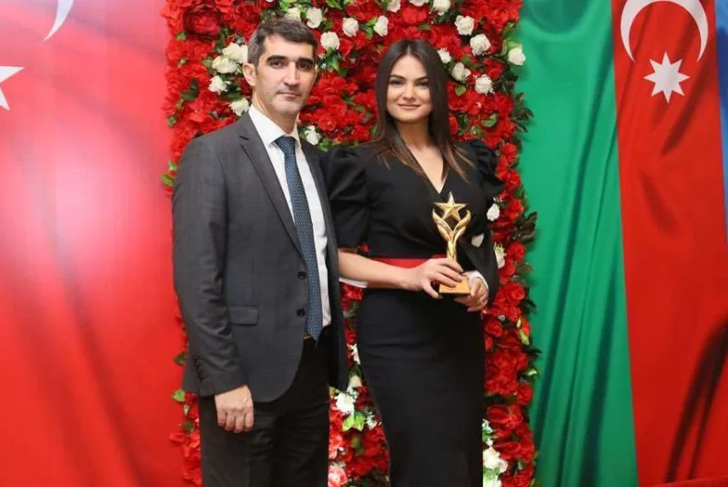 Mükafatlandırma gecəsinə qolu sarıqlı qatıldı