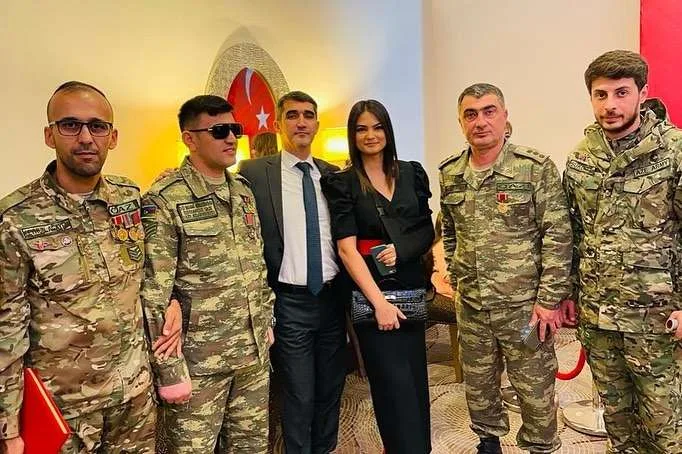 Mükafatlandırma gecəsinə qolu sarıqlı qatıldı