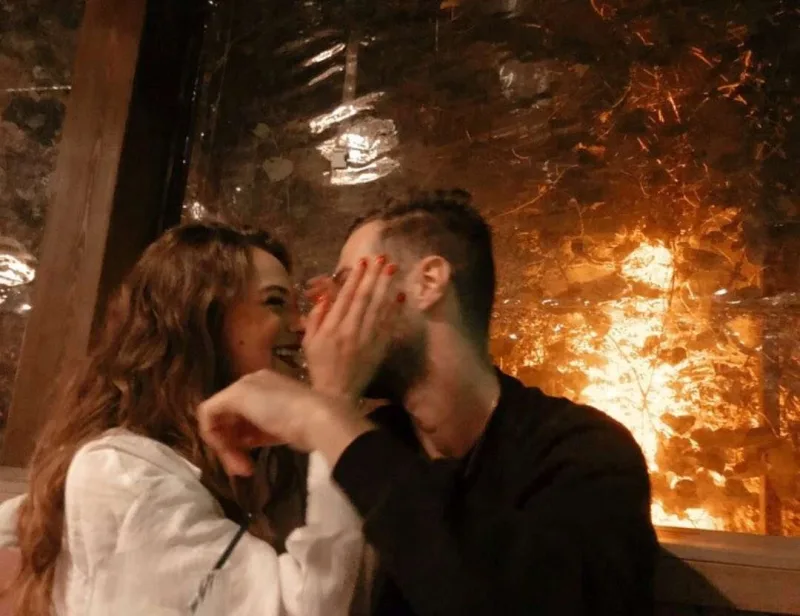 Sevgililəri ilə eyni pozada olan fotoları müzakirə yaratdı